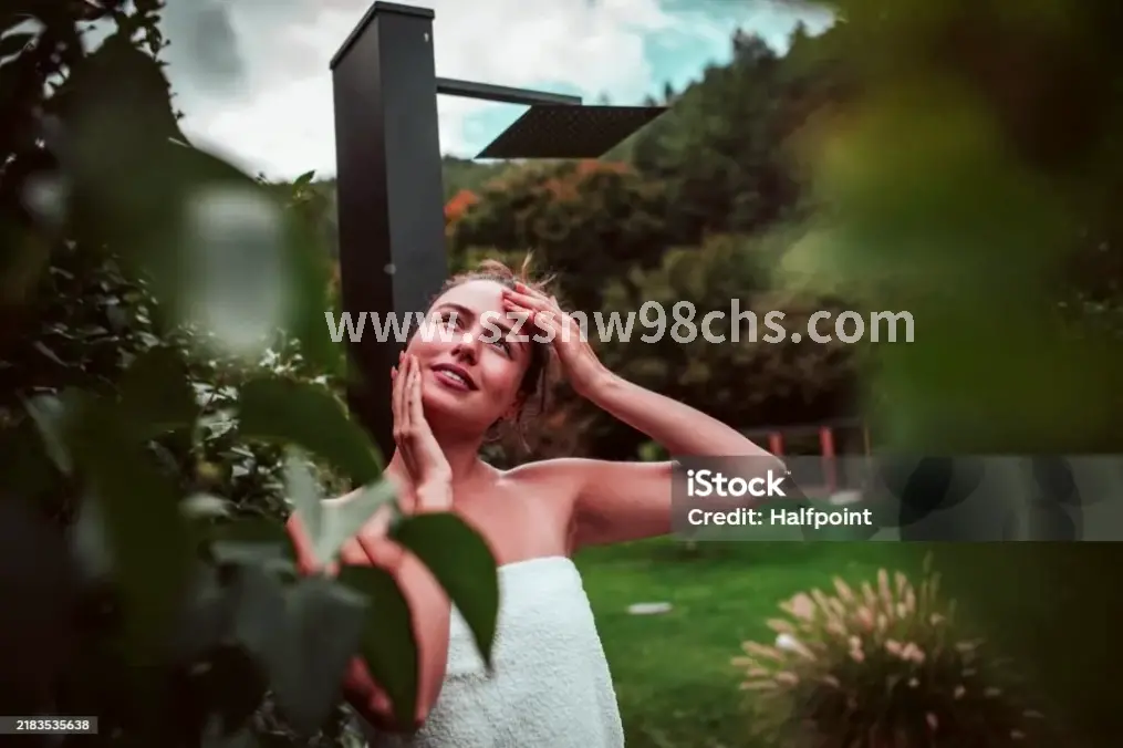 按摩技师正在为顾客服务