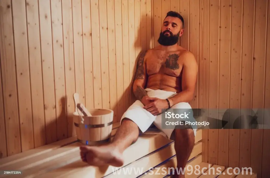 推拿师在为顾客服务